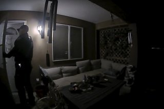 Selon les images prises par leurs caméras vidéo, les policiers ont frappé au numéro 5305 de l'avenue Valley View, au lieu du 5308.